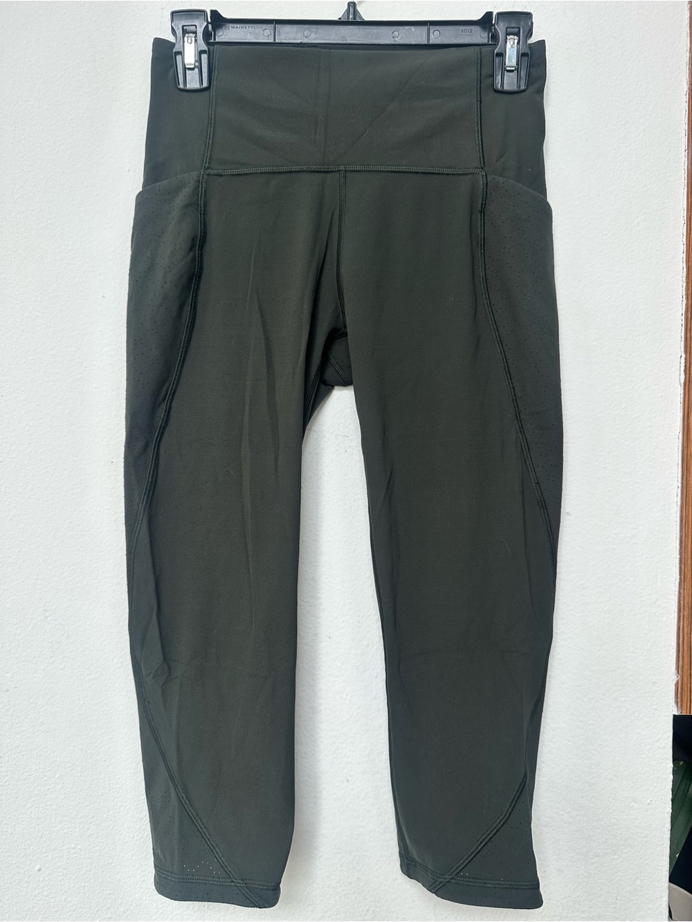 Lululemon High-Waist Olive Active Capri Leggings with pockets - size 6